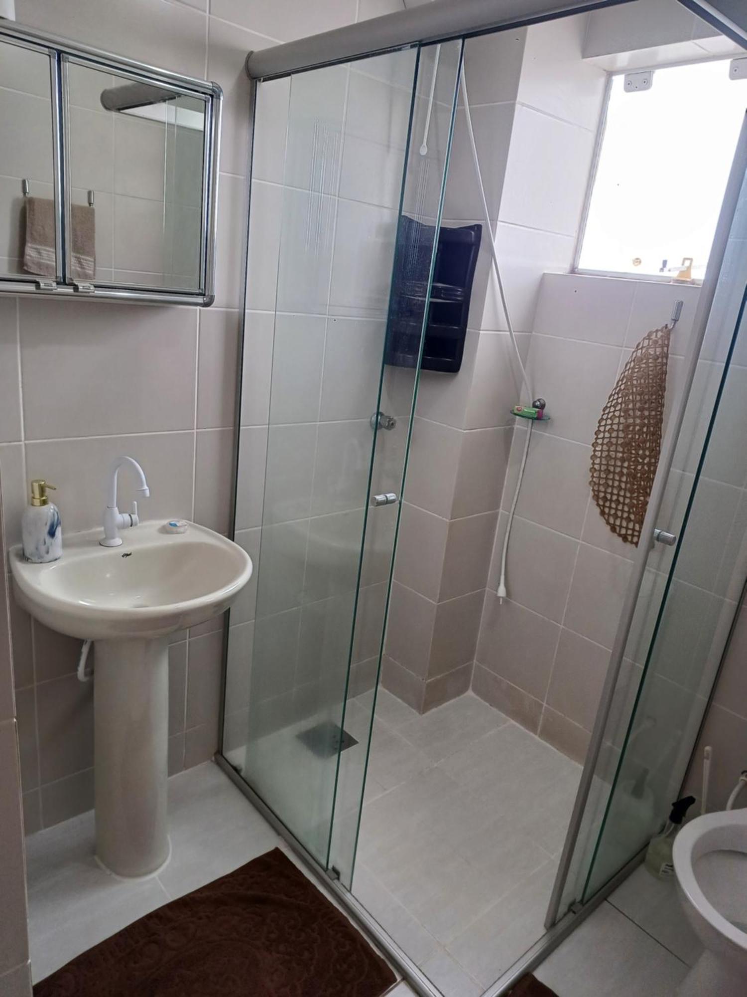 Apto De 2 Quartos Com 2 Ar, Garagem, No Centro Sul