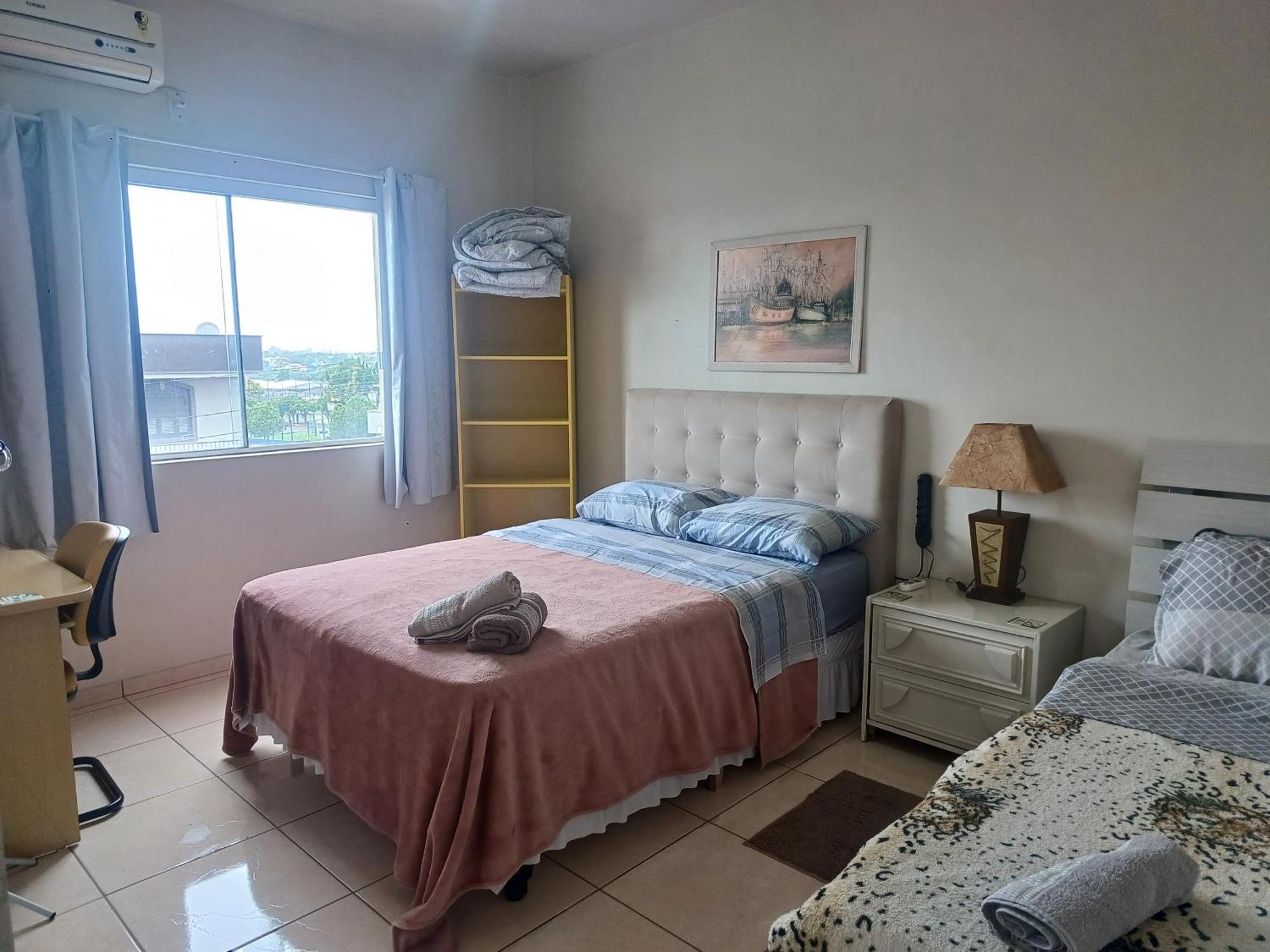 Apto De 2 Quartos Com 2 Ar, Garagem, No Centro Sul *